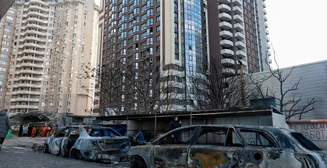 photo  des voitures calcinées jonchent les rues devant les immeubles après une frappe de drone russe menée dans la nuit du 9 février 2026 à odessa, en ukraine.  &copy;  nina liashonok / nurphoto via afp 