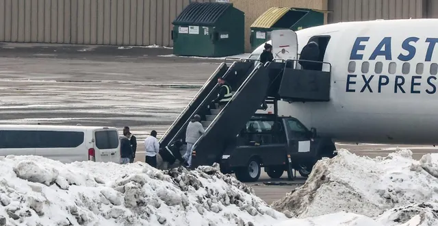 photo  des déportés menottés montent à bord d’un avion à l’aéroport international de minneapolis-saint paul, dans le minnesota, le 5 février 2026.   &copy;  photo : charly triballeau / afp 