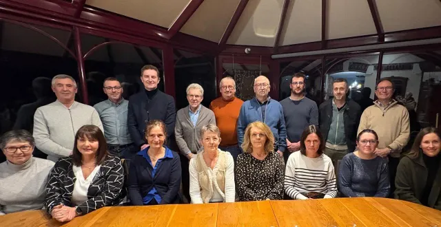 photo  de gauche à droite. assises. annie dufour, patricia lemarignier, charlotte van der grift, françoise broc, nathalie guerrier, karine jarrié, vanessa besnier, chloé zeitter. au 2e rang. laurent normand, mickaël pertu, mickaël paris, jean-yves barbrel, philippe de tavernier, gérard rosé, mathieu saval, laurent philippe, denis robillard.  &copy;  ouest-france 