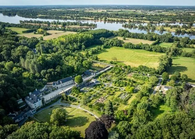 photo les jardins de puygirault proposent 14 espaces thématiques représentant chacun une époque de l’histoire.  ©  les jardins du puygirault