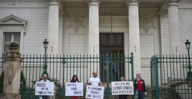 photo  des membres de l’association « mouv enfants » ont manifesté devant le tribunal de blois le 24 juillet 2025 pour protester contre le report du procès d’inass touloub.  &copy;  guillaume souvant/ afp 