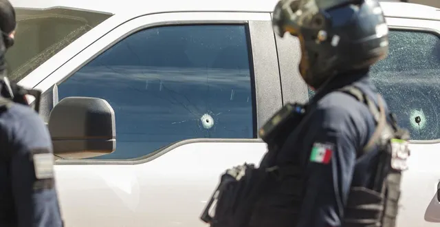 photo  la police mexicaine sécurise la zone après que l’ancien maire de sinaloa et actuel législateur local sergio torres felix et sa collègue elizabeth montoya, ont été blessés par balle alors qu’ils voyageaient avec leur service de sécurité à sinaloa, au mexique, le 28 janvier 2026. photo d’illustration.  &copy;  jesus verdugo / afp 