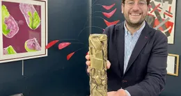 actu cin&eacute;ma  pierre-guillaume klein présente le césar qu’il proposera à la vente, samedi 14 février 2026. 