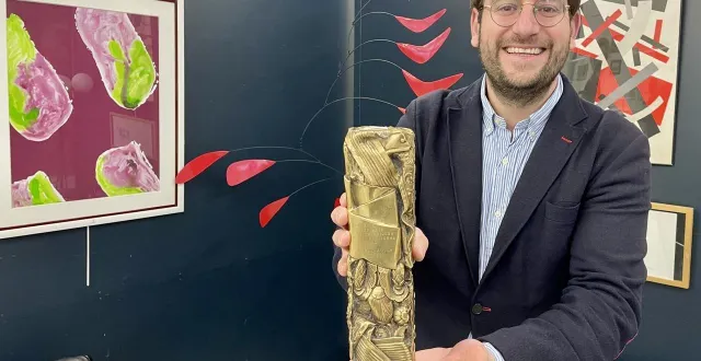 photo  pierre-guillaume klein présente le césar qu’il proposera à la vente, samedi 14 février 2026.  &copy;  ouest-france 