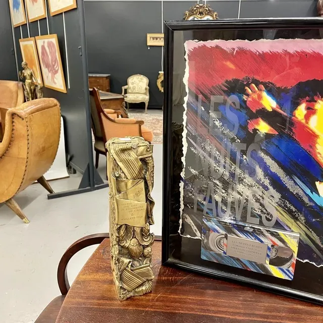 photo le césar du meilleur film de 1993, avec la cassette vhs annonçant plus de 120 000 exemplaires vendus. deux objets proposés à la vente quintessence iii.  ©  ouest-france