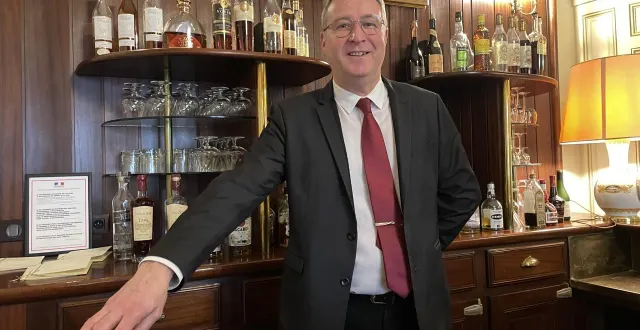 photo  xavier vassor, 62 ans, est maître d’hôtel au château colbert, hôtel-restaurant, depuis près de 23 ans.  &copy;  ouest-france 
