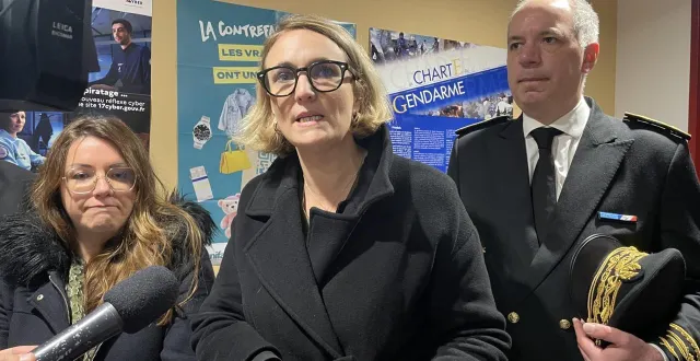 photo  marie-pierre védrenne, ministre déléguée auprès du ministre de l’intérieur, devant sébastien jallet, préfet de la sarthe, a inauguré la nouvelle gendarmerie de sillé-le-guillaume.  &copy;  ouest-france 