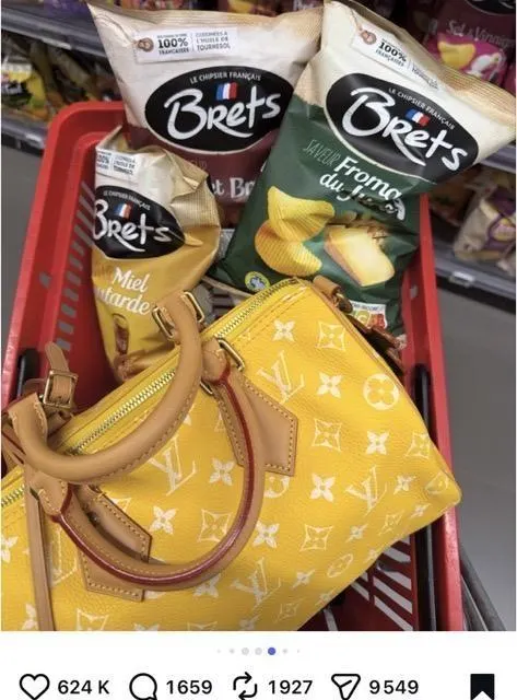 photo dans un post publié ce lundi 9 février 2026, dua lipa résume sa semaine en quatorze photos. sur la sixième, elle partage un panier de course contenant trois sachets de brets (fromage du jura, miel et moutarde, poulet braisé).  ©  capture d’écran/instagram dua lipa