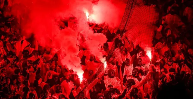 photo  en plus du tifo déployé, les supporters parisiens ont craqué plusieurs fumigènes.  &copy;  matthieu mirville / afp 