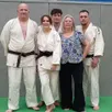 photo  mme gelineau avec ses champions tous ceinture noire, son mari loïc, sa fille elisa, ses fils david, professeur de judo au club de saint-barthélemy, et maxime. 