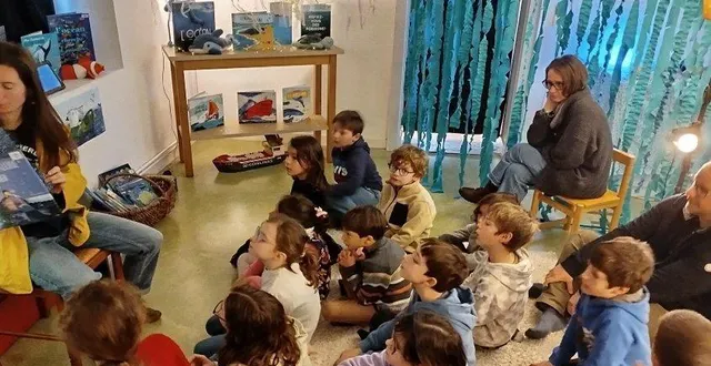 photo  julie husson, à gauche, responsable du secteur jeunesse, anime un atelier lecture devant la classe d’arnaud boulben, assis à droite.  &copy;  ouest-france. 