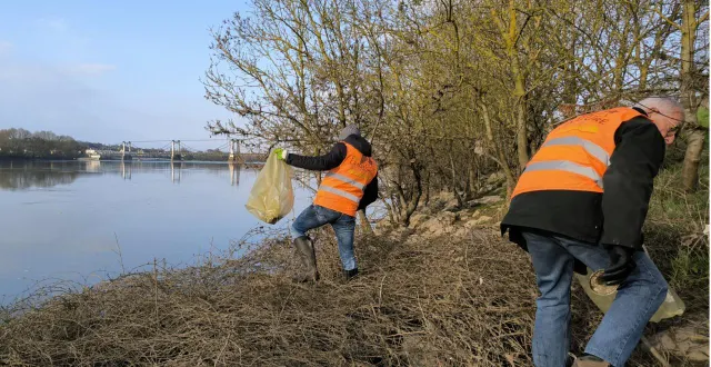 photo  l’opération « j’aime la nature propre » a été très active, en 2025, sur les bords de loire.  &copy;  maison des chasseurs 