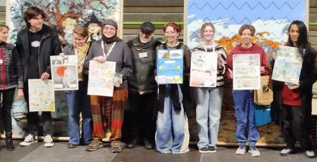 photo  sur le podium, tous les amateurs récompensés par le dessinateur vincent bruneau à gauche, et fernando gonçalves, le président du festival, à droite.  &copy;  ouest-france 