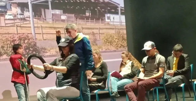 photo  un sketch à l’arrêt de bus pour sensibiliser à la question des personnes déficientes visuelles.  &copy;  co 