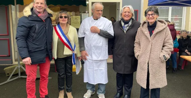 photo  tony vautier, le propriétaire ; martine voltier, maire ; valérie alain, conseillère départementale et chantal jourdan, députée, entourent philippe bethouart, le nouveau boulanger.  &copy;  ouest-france 