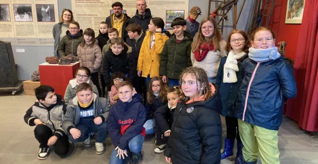 photo  les cm1 et cm2 de l’école de rânes avec cécile de roquefeuil, responsable du musée, maxime herbulot, animateur et guillaume catois, directeur de l’école.  &copy;  ouest-france 