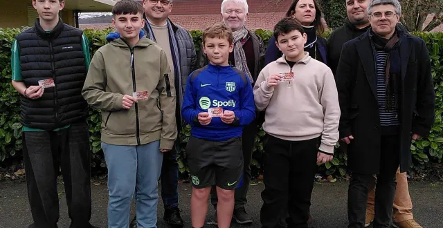 photo  les quatre lauréats entourés de leurs professeurs de mathématiques, de jean yves cottinet, président du fse, et d’ingrid merlet, principale du collège.  &copy;  ouest-france 