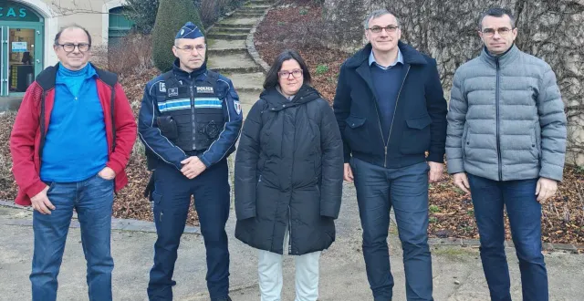 photo  (de gauche à droite) jean-jacques bienaimé, de l’association au service des chats ; david colin, policier municipal; clémence brunet, d’anima’coeur ; le maire, hervé roncière et son adjoint, françois olivier.  &copy;  ouest-france. 