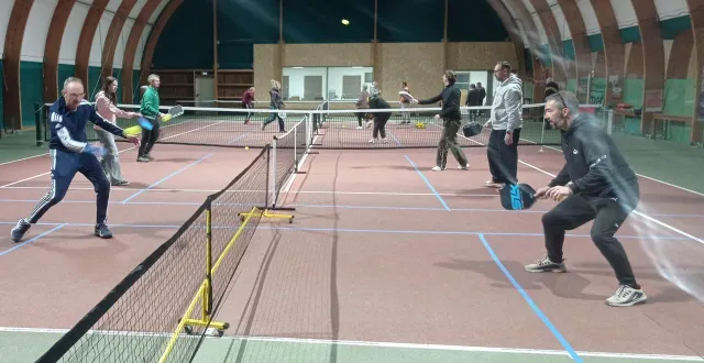 photo  une trentaine d’adhérents de l’egr tennis sont venus découvrir le pickleball, vendredi.  &copy;  ouest-france 