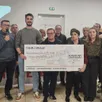 photo  philippe thuau, au micro, a remis un chèque de 5 000 euros à julien tollis, accompagné à sa gauche de franck et carole fourreau, ainsi que des membres de l'association cap. 