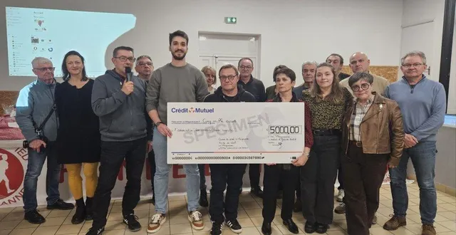 photo  philippe thuau, au micro, a remis un chèque de 5 000 euros à julien tollis, accompagné à sa gauche de franck et carole fourreau, ainsi que des membres de l'association cap.  &copy;  co 