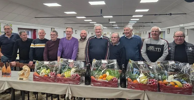 photo  la société des amis réunis organisait samedi la finale de son concours « 1 sociétaire et deux invités ». 40 équipes s’étaient engagées et, au terme, c’est le président alain maillet accompagné de ses amis jacques oger et jean-claude laizé qui l’ont emporté12 à 4 face au trio jean-claude grosbois, noël provost et yannick bonnamy. les équipes emmenées par eric leroy et philippe panchèvre se contentent des accessits. 