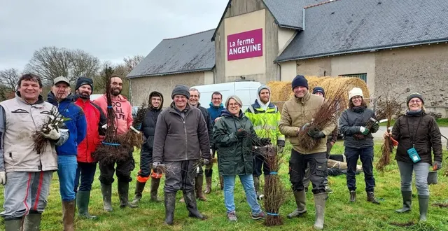 photo  le groupe de cogérants de la ferme angevine prêt à planter 170 arbres le long de leur magasin, avec sabine rouart (à droite).  &copy;  co 