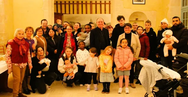 photo  entourées des élus, les familles ont participé à une cérémonie conviviale organisée dans la salle du conseil.  &copy;  le maine libre 