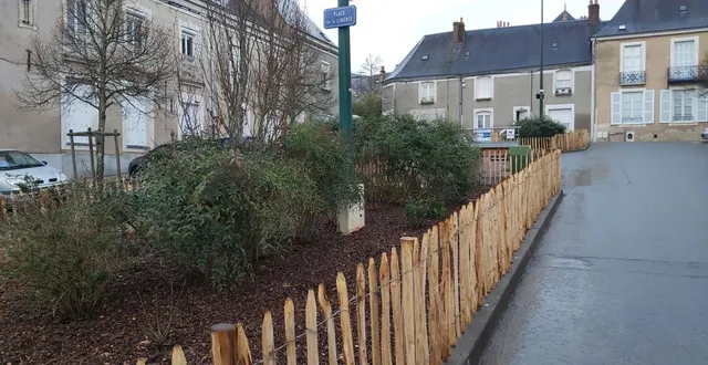 photo  des ganivelles ont été posées pour protéger durablement la zone.  &copy;  le maine libre 