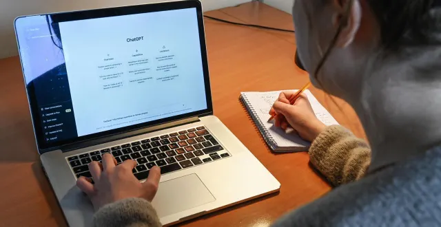 photo  une femme utilisant chatgpt, en février 2023. photo d’illustration.  &copy;  martin roche / archives ouest-france 