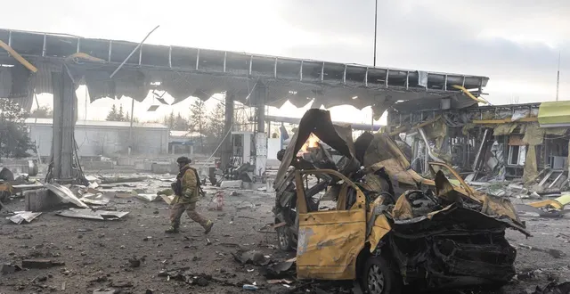 photo  les pompiers ukrainiens éteignent un incendie dans une station-service, déclenché après avoir été touché par deux drones russes, dans la ville de kramatorsk, en ukraine, le lundi 9 février 2026.  &copy;  anadolu via afp 