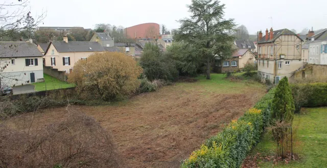 photo  le terrain sur lequel le promoteur s’est engagé à acquérir pour le projet de logements sociaux au cœur de mamers.  &copy;  le maine libre 
