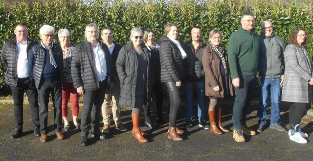 photo  guy robineau entouré de ses colistiers.  &copy;  ouest-france 