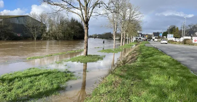 photo  le blavet a de nouveau débordé sur le chemin de halage à pontivy. ici, dans la rue albert-de-mun.  &copy;  ouest-france 