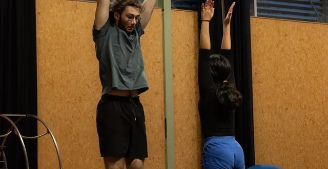 photo  tao l’orphelin (à gauche), est actuellement élève en première au lycée cirque.  &copy;  nicolas bezault/le plongeoir 