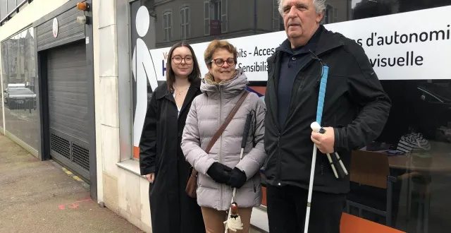 photo  benoit lavigne, président du comité sarthois de l’association valentin-haüy, christine besse, sa vice-présidente, accompagnés de louise dezere, la chargée de communication, attendent la signature des candidats aux élections municipales du mans (sarthe) pour la charte d’engagement.  &copy;  ouest-france 