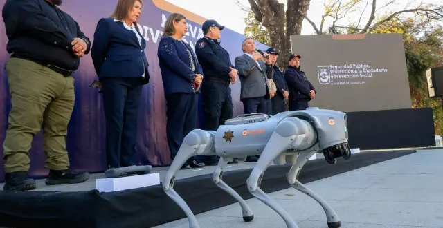 photo  la police mexicaine a présenté les chiens-robots qui seront utilisés lors de la coupe du monde 2026.  &copy;  handout / afp 