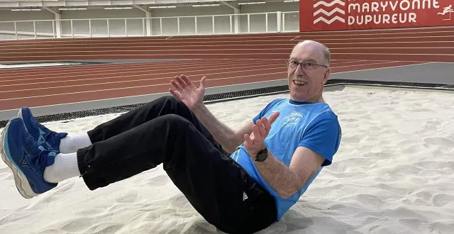 photo  jean-yves paulic repose ses pas dans la fosse de réception de la halle marie-dupureur pour le championnat de france masters, catégorie 70-74 ans, ce vendredi 13 février, à saint-brieuc.  &copy;  ouest-france 