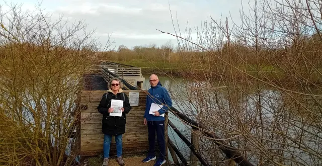 photo  patricia busnel vice-présidente et jean-marc thommeret, président de l’association les défis du cœur devant la passerelle fermée au public, à saint-sylvain-d’anjou, en maine-et-loire.  &copy;  ouest-france 