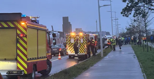 photo  le carambolage entre deux minibus a eu lieu lundi 9 février, près du port de saint-nazaire. il a impliqué treize ouvriers étrangers, dont huit ont été hospitalisés.  &copy;  ouest-france 