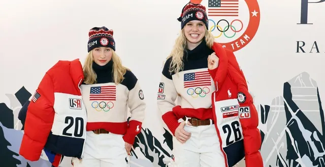 photo  sophia kirkby (à gauche), accompagnée par chevonne forgan lors de la cérémonie d’accueil de l’équipe des états-unis aux jeux olympiques de milan-cortina 2026, le 31 janvier 2026 à milan.  &copy;  joe scarnici / getty images europe / getty images via afp 