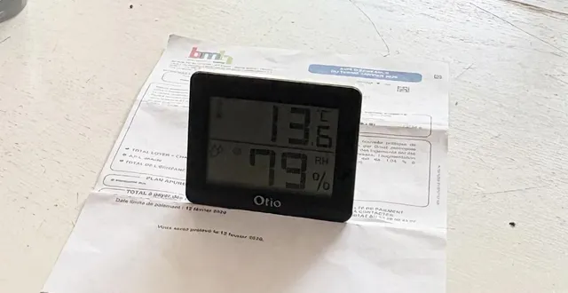 photo  un écran indique la température et l’humidité de la maison de cédric le jan, vendredi 6 février 2026.  &copy;  ouest-france 