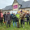 photo le groupe de cogérants de la ferme angevine prêt à planter 170 arbres le long de leur magasin, avec sabine rouart (à droite).