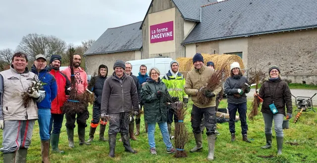 photo  le groupe de cogérants de la ferme angevine prêt à planter 170 arbres le long de leur magasin, avec sabine rouart (à droite).  &copy;  co 