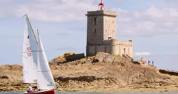 Info insolite  le phare de l’île noire, dans la baie de morlaix (finistère), sera bientôt disponible à la location. 
