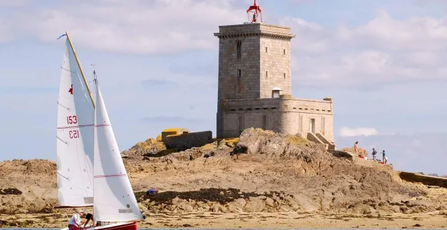 photo  le phare de l’île noire, dans la baie de morlaix (finistère), sera bientôt disponible à la location.  &copy;  archives ouest-france 