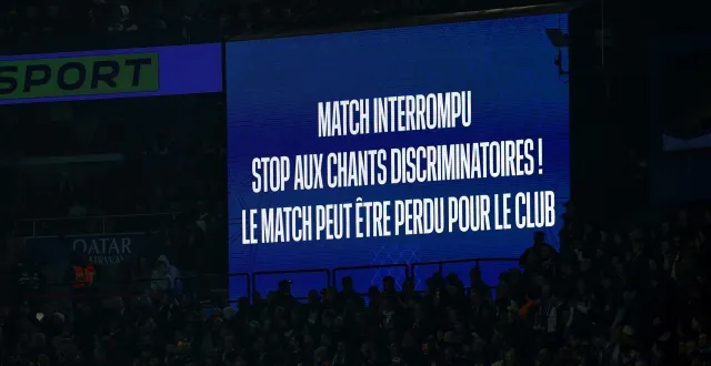 photo  un message pour demander au public de stopper certains chants discriminatoires a été projeté sur les écrans géants du parc des princes, dimanche lors de psg - om.  &copy;  geoffroy van der hasselt / afp 