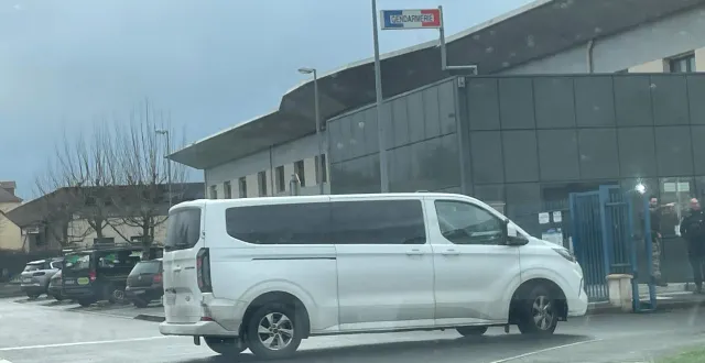photo  le camion transportant monique olivier est arrivé à la gendarmerie d’argentan, peu avant 10 h, ce mardi 10 février 2026.  &copy;  ouest-france 