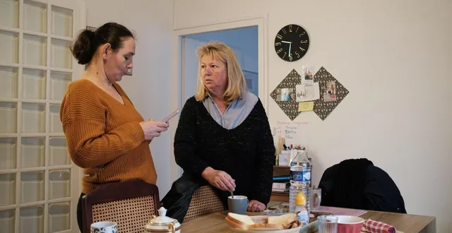 photo  nathalie pineau, auxiliaire de vie (à droite), et florence dague, responsable de la maison, sont aux petits soins des colocataires, toute la journée, et la nuit aussi.  &copy;  simon torlotin / ouest-france 