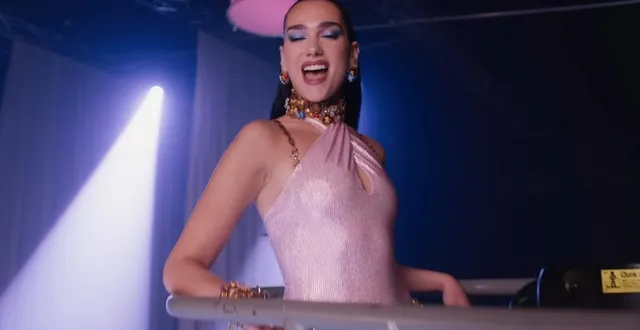 photo  dua lipa est friande des chips de la marque bretonne brets.  &copy;  capture d’écran youtube / dua lipa 